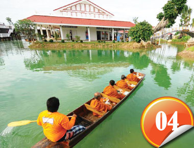 Biggest floating market in SE Asia
